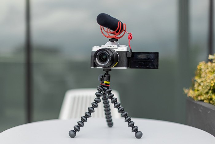 Fujifilm-X-T200-assembled-front