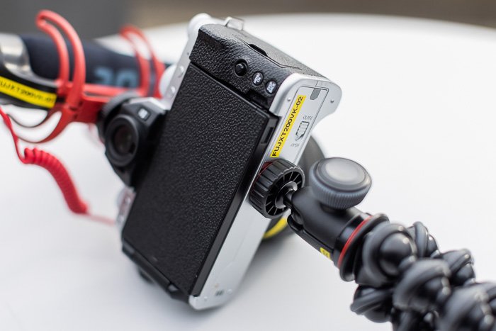 Fujifilm-X-T200-tripod-battery-cover